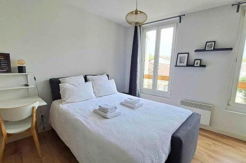 une chambre avec un lit, un bureau et une fenêtre dans l'établissement Vivent 5 - Studio Agen, à Agen