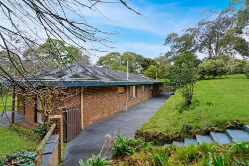 Taman di luar Tree-Lined Donvale Nature Family Getaway