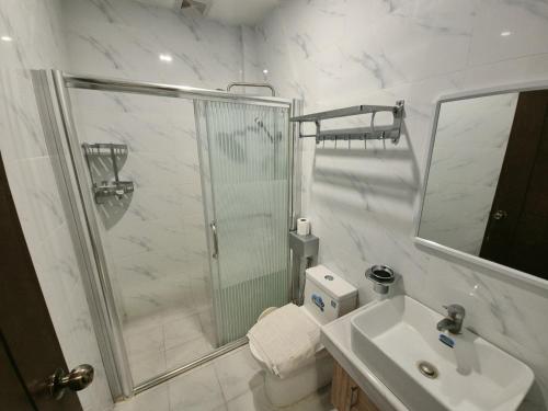 ein Badezimmer mit Dusche, Toilette und Waschbecken in der Unterkunft hanguk hotel 한국 호텔 in Angeles