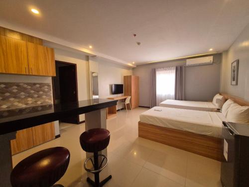 ein Schlafzimmer mit einem Bett und einem Schreibtisch in der Unterkunft hanguk hotel 한국 호텔 in Angeles