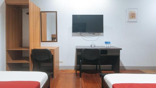 TV a/nebo společenská místnost v ubytování RedDoorz at Nick Hotel Isabela