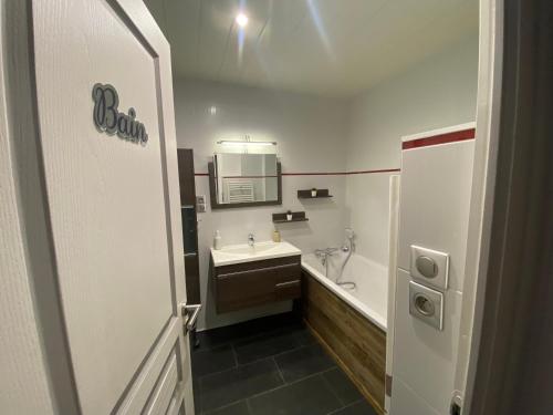 un baño con lavabo y bañera en LA FORCLAZ - Centre ville & Lac, Balcon, Parking, en Annecy