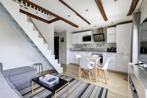 un salon avec un canapé et une table dans l'établissement Paris - Cosy Duplex près des Champs Elysées, à Neuilly-sur-Seine