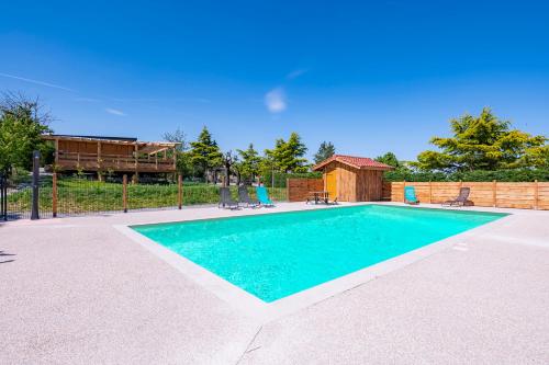 una piscina in mezzo a un cortile di Mobil Home 40 4-6 personnes, nature, piscine parc du Pilat a Saint-Appolinard