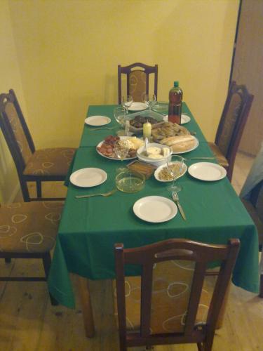 una mesa verde con platos de comida. en Pomněnka en Pec pod Sněžkou