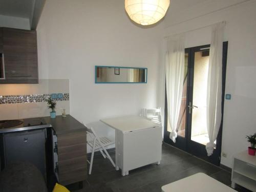 - une cuisine avec un comptoir et une table dans une pièce dans l'établissement A louer à Lacanau océan, à Lacanau-Océan