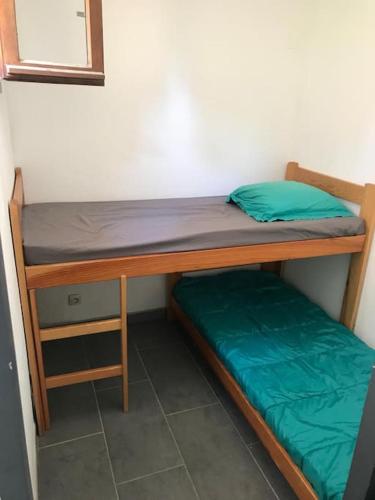 une chambre avec deux lits superposés et un miroir dans l'établissement A louer à Lacanau océan, à Lacanau-Océan