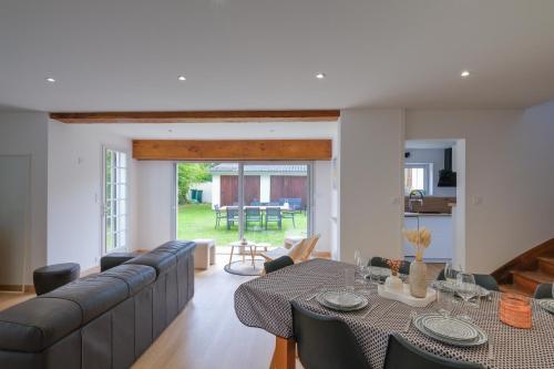 un salon avec un canapé et une table dans l'établissement Villa Bihen - Maison à 50m de la plage, à Pénestin