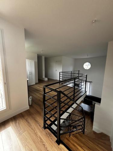 une pièce vide avec un escalier dans un immeuble dans l'établissement Maison fraîchement rénovée, à Aulnay-sous-Bois