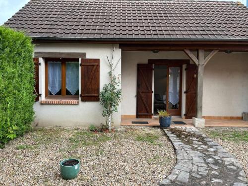 Cette petite maison dispose de portes en bois et d'une terrasse couverte. dans l'établissement Hyper centre, calme, extérieur, à Romorantin-Lanthenay