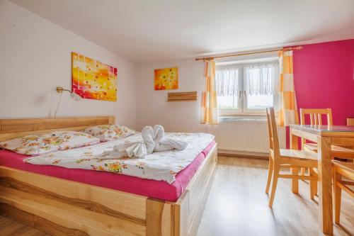 Postel nebo postele na pokoji v ubytování Hotel Kačenka