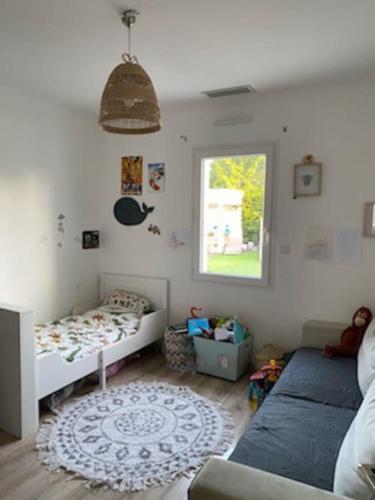 - une chambre pour enfants avec un lit et une fenêtre dans l'établissement Maison familial piscine près de bordeaux 2 chambres, à Artigues-près-Bordeaux