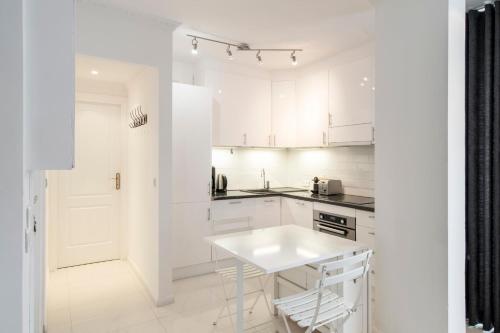 REF 1380 - Cannes Croisette - Apartment for rent