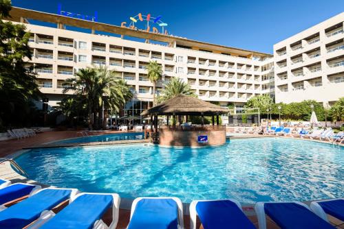 a large swimming pool in front of a hotel at Estival Park Almaris in La Pineda