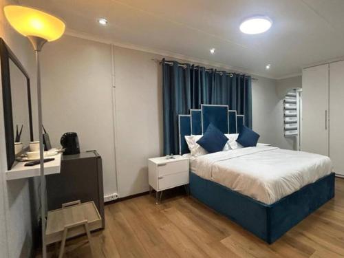 Katil atau katil-katil dalam bilik di Luxe Guesthouse