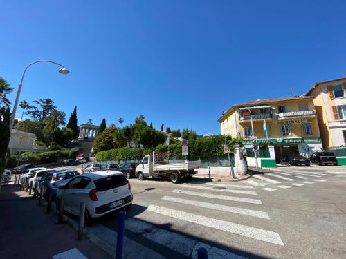 une rue avec des voitures garées dans un parking dans l'établissement Studio proche Parc Chambrun - Valrose, à Nice