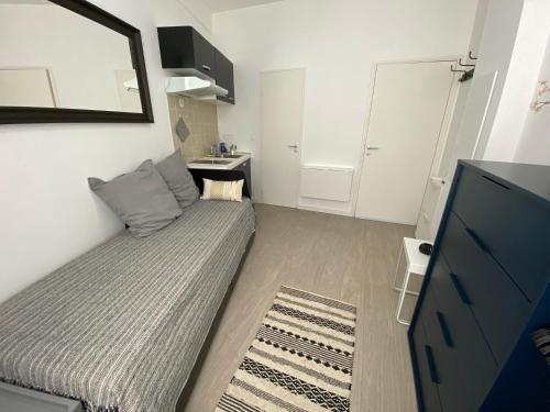 une petite chambre avec un lit et une télévision dans l'établissement Studio proche Parc Chambrun - Valrose, à Nice