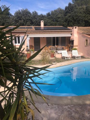 une villa avec piscine devant une maison dans l'établissement MAISON FAMILIALE, à Montaren-et-Saint-Médiers