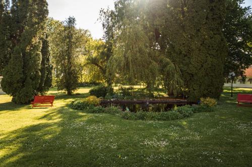 Ein Garten an der Unterkunft Starby Spa, Hotell & Konferens