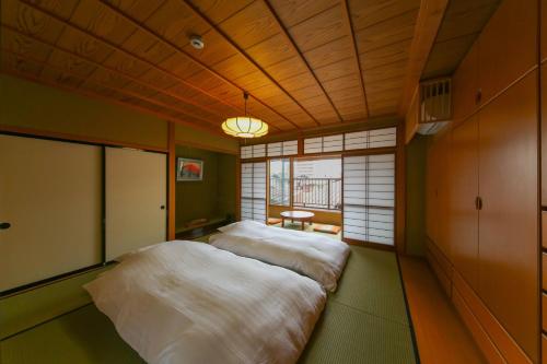 Postel nebo postele na pokoji v ubytování Takayamaan 高山駅徒歩3分 古い町並み徒歩5分のベストロケーション 2バスルーム3寝室で広々快適