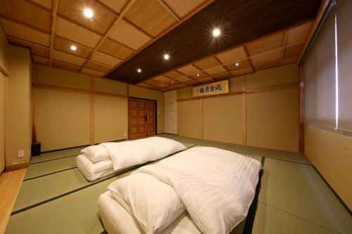 Cama o camas de una habitación en Takayamaan 高山駅徒歩3分 古い町並み徒歩5分のベストロケーション 2バスルーム3寝室で広々快適