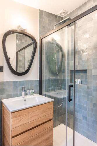 une salle de bain avec un lavabo et une douche dans l'établissement Charming Studio with terrace - Near Montmartre, à Paris