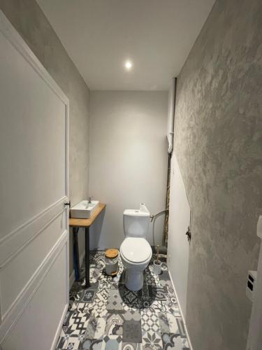 une petite salle de bain avec toilettes et lavabo dans l'établissement Jolie maison traditionnelle, à Allassac