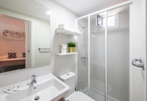 A bathroom at Apartamentos Los Rosales