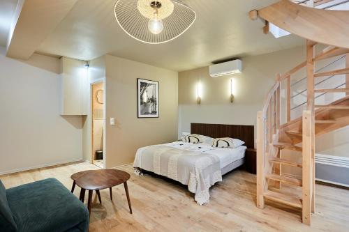 - une chambre avec un lit et des lits superposés dans l'établissement Residence centre de Paris by Studio prestige, à Paris