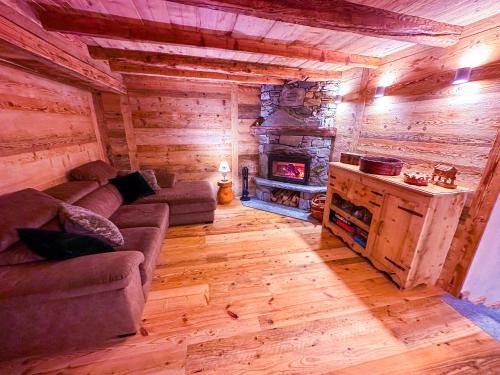 JOIVY Modern family chalet with stunning mountain views photo 2