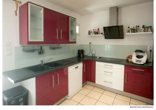 Η κουζίνα ή μικρή κουζίνα στο chambre avec spa, fitness et petit dejeuner