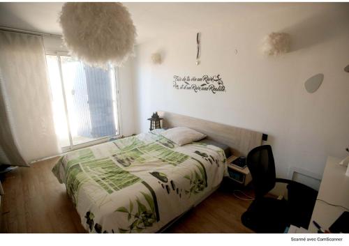 - une chambre avec un lit et une couette verte et blanche dans l'établissement chambre avec spa, fitness et petit dejeuner, à Saint-Gilles