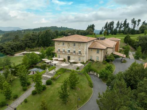 an aerial view of a large house with a yard at Hotel Palacio Urgoiti in Mungia