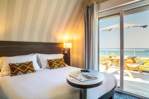 Postel nebo postele na pokoji v ubytování Hôtel Le Lichen De La Mer