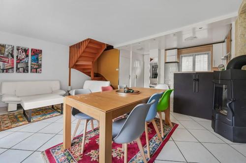 Il dispose d'une cuisine et d'un salon avec une table et des chaises en bois. dans l'établissement La Casita - 6p - Paris et Disney - Jardin, à Villiers-sur-Marne