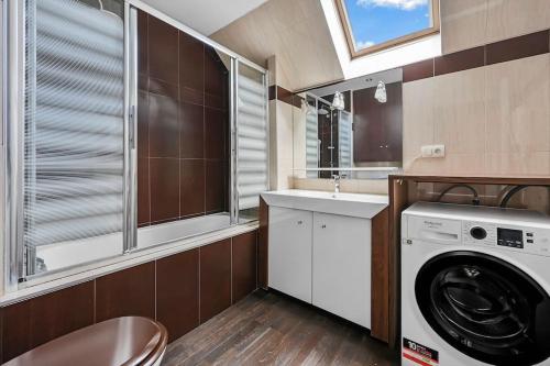 - une buanderie avec un lave-linge et un évier dans l'établissement La Casita - 6p - Paris et Disney - Jardin, à Villiers-sur-Marne