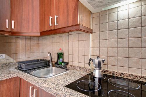 una cocina con fregadero y encimera en Relax in Villa-Sur, en San Miguel de Abona