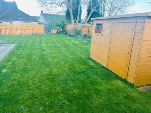 a yard with a fence and a shed at 1-Bed Studio with Parking Ideal for Couples in Newcastle upon Tyne