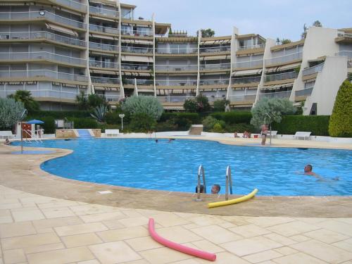 - une piscine avec des personnes dans un grand bâtiment dans l'établissement mandelieu, à Mandelieu-la-Napoule
