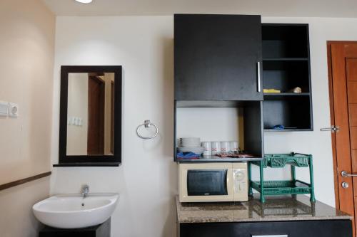 Kuchyň nebo kuchyňský kout v ubytování Simply 2BR (No Kitchen) at Apartment Marbella Suites Dago Pakar Bandung By Travelio