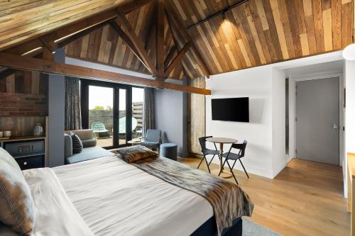a bedroom with a large bed and a table at Cityhotel Wood in Middelburg