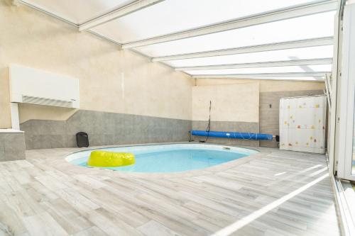 Melgar de FernamentalにあるHortelanosの黄色い浴槽のある部屋にあるプール