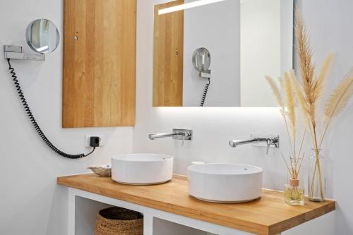 une salle de bain avec deux lavabos et un miroir dans l'établissement Villa La Genestière - Familienoase und Golfertraum mit Infinity-Pool und 180-Grad-Panoramablick bis zum Meer, à Seillans