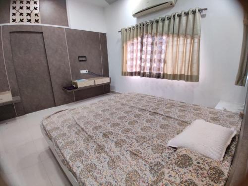 Postel nebo postele na pokoji v ubytování Luxurious 4BHK Bunglow