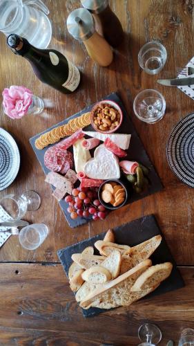 Galeriebild der Unterkunft Heritage stone house BnB with Gourmet Breakfast - Chambres d'hôtes de charme entre Bayeux et les plages du débarquement in Sommervieu