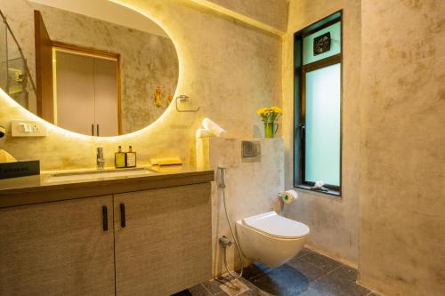 Koupelna v ubytování ELIVAAS 4 plus 1 BHK with Pvt pool - Amado Villa Shai