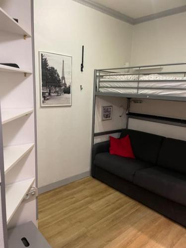 - une chambre avec des lits superposés et un oreiller rouge dans l'établissement Studio central, à Paris
