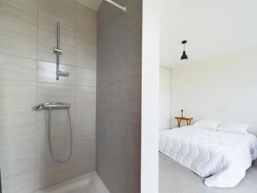 une salle de bain avec douche et baignoire dans l'établissement À 2,7 km de la plage, maison au calme pour 6, à Les Sables-dʼOlonne