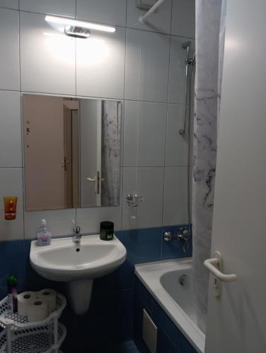 ein Badezimmer mit Waschbecken, Spiegel und Badewanne in der Unterkunft Victoria's apartments -Marina Cape - Aheloy in Aheloy