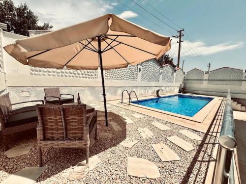 Bazén v ubytování Private oasis with its own pool near the beach Urla'da Özel Havuzlu Evde Konakla nebo v jeho okolí
